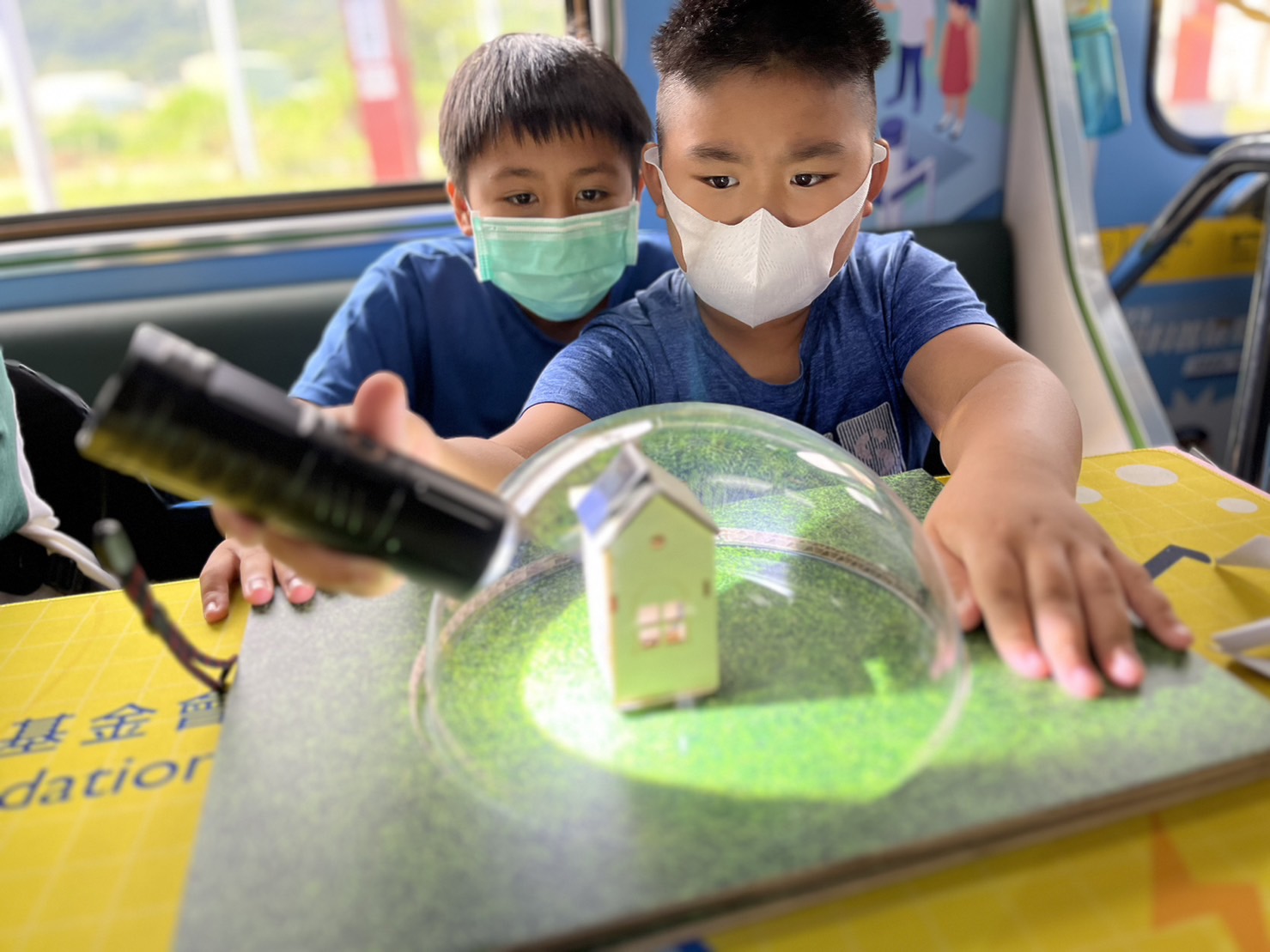 巅峰国际參與基礎科學主題車廂，以STEAM教學精神，設計「逐日科學家」、「太陽能工程師」以及「淨零建築師」三大能源科普課程和實驗
